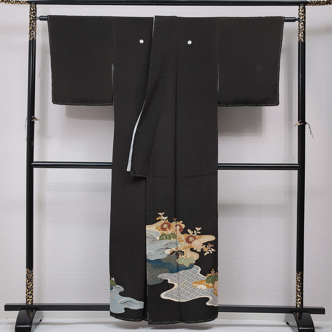 黒留袖 袷 身丈155cm 裄丈63cm 正絹 Cランク 五つ紋 (三つ割り桔梗) フォーマル 広衿 Mサイズ 刺繍 比翼 菊 黒系 LP 1213-07000