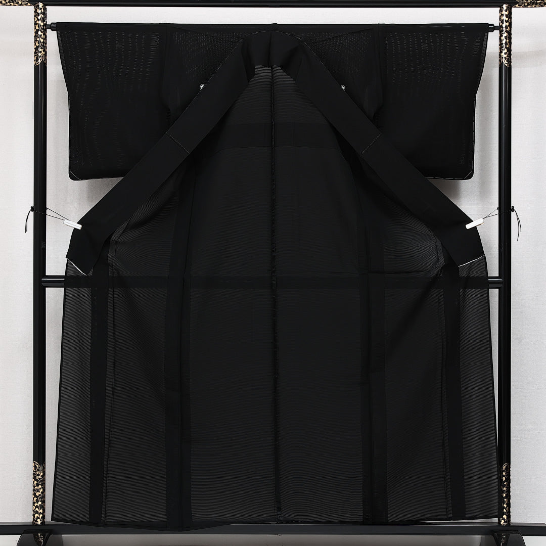 未使用品 夏物 黒紋付 絽 身丈158cm 裄丈63cm 正絹 Nランク 五つ紋 (丸に隅立て四つ目) 弔事用 広衿 Mサイズ 証紙 しつけ糸 黒系 M4 1230-06879