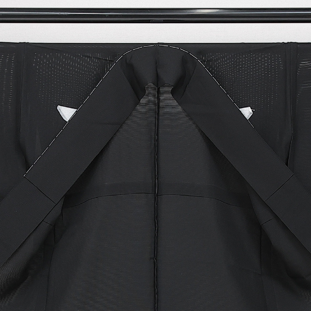 未使用品 夏物 黒紋付 絽 身丈167cm 裄丈67cm 正絹 Nランク 五つ紋 (違い矢) 弔事用 広衿 XLサイズ しつけ糸 黒系 M4 1230-06886