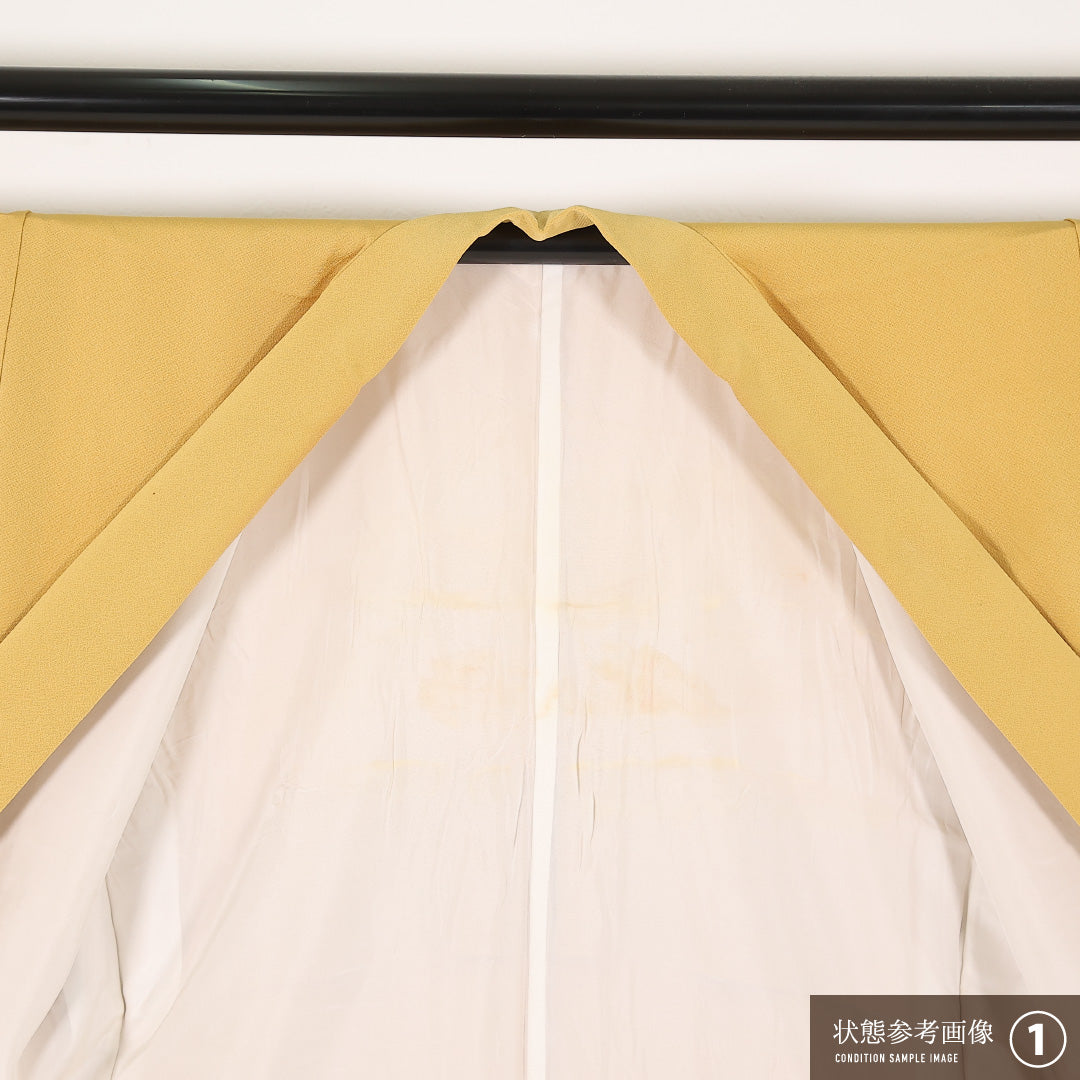 色無地 (ちりめん) 袷 身丈160cm 裄丈64cm 正絹 Aランク 一つ紋 (蔦) セミフォーマル 広衿 Sサイズ 紐あり ちりめん 黄系 RP 1219-17482