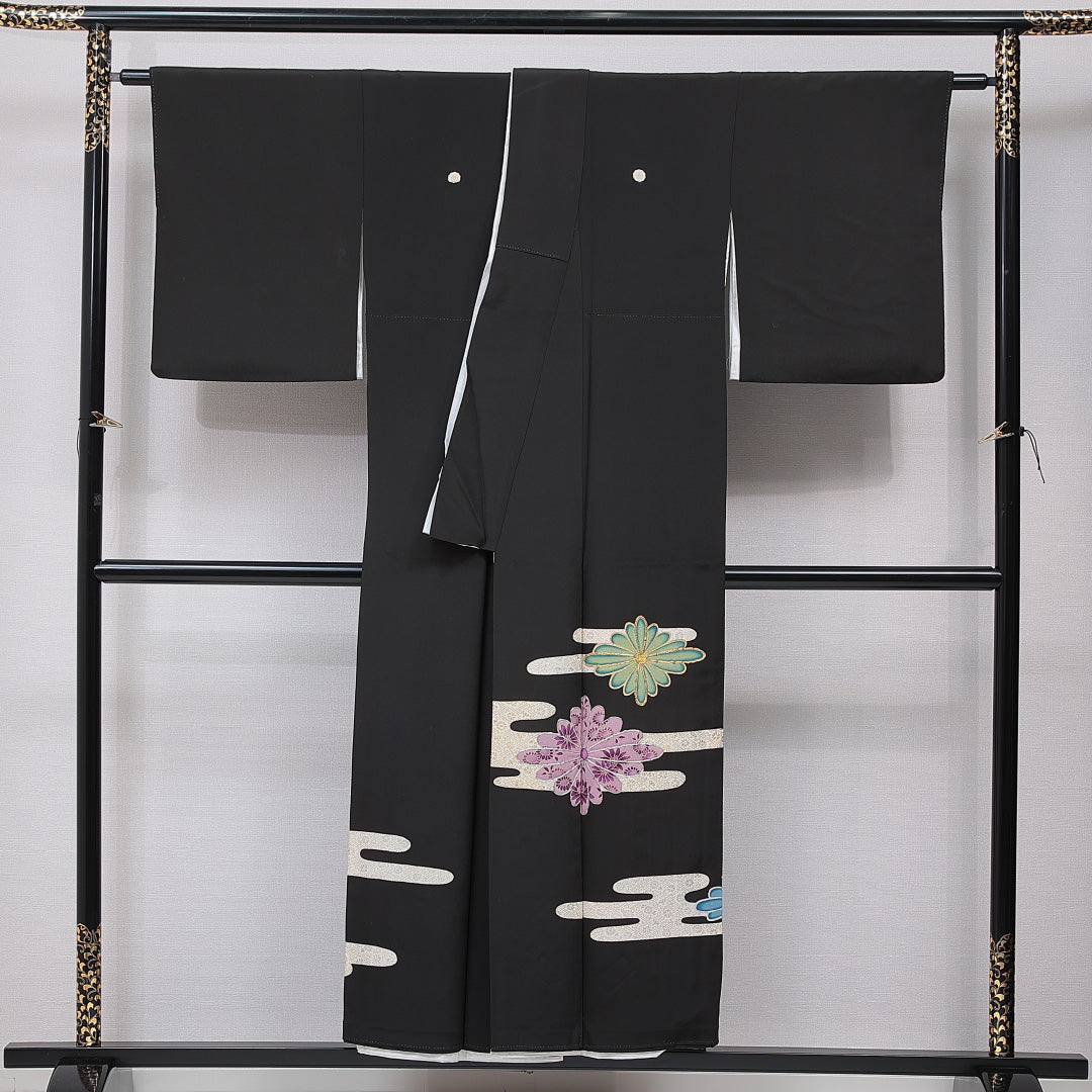 黒留袖 袷 身丈151cm 裄丈61cm 正絹 Cランク 五つ紋 (八重唐梅) フォーマル 広衿 Sサイズ 刺繍 金駒刺繍 銀駒刺繍 比翼 エ霞 菊 黒系 LP 1213-06999