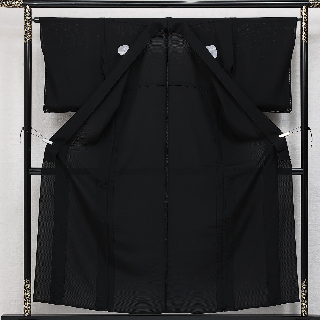 未使用品 夏物 黒紋付 絽 身丈156cm 裄丈65cm 正絹 Nランク 五つ紋 (五三桐) 弔事用 バチ衿 Mサイズ しつけ糸 黒系 M4 1230-06887