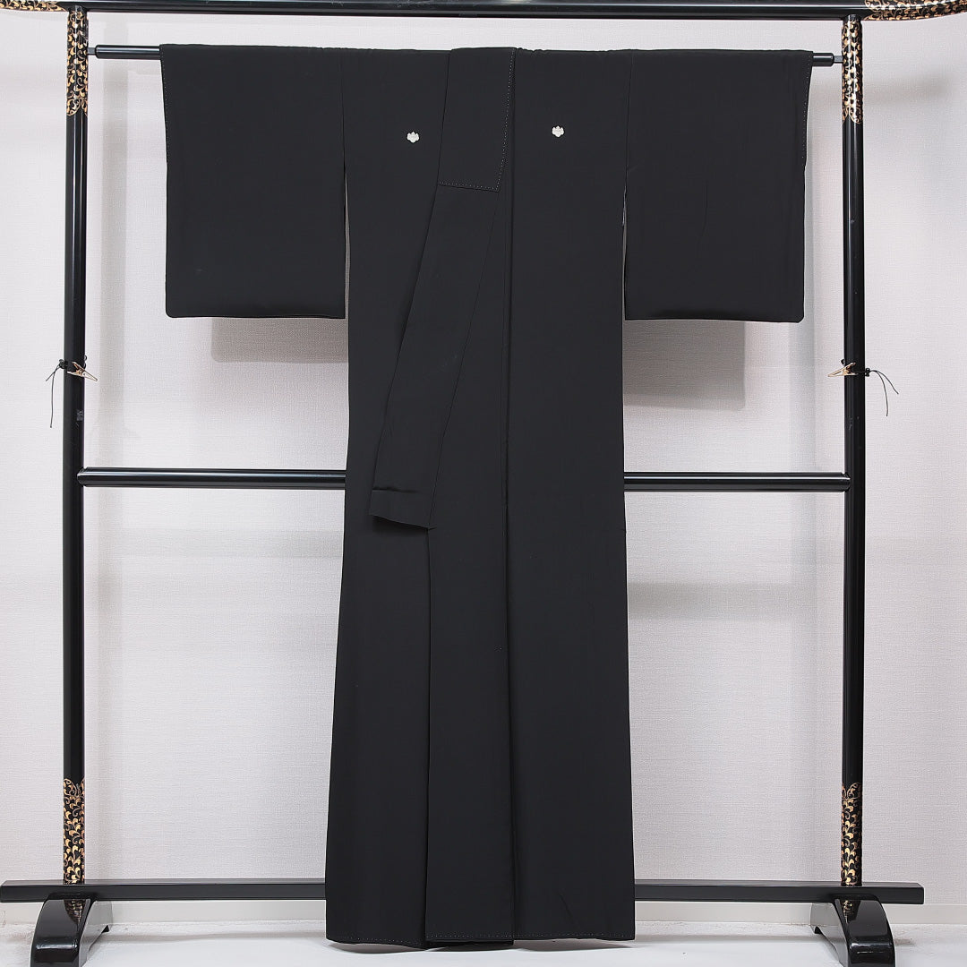 黒紋付 袷 身丈158cm 裄丈63cm 正絹 Sランク 五つ紋 (五三桐) 弔事用 広衿 Mサイズ 黒系 RP 1230-07050