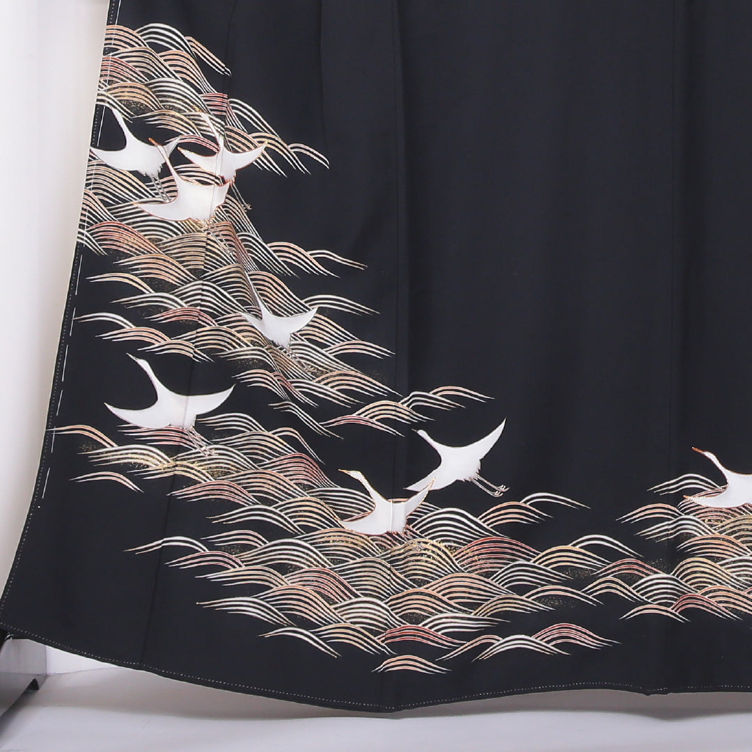 洗える着物 黒留袖 袷 身丈162cm 裄丈65cm ポリエステル Bランク 五つ紋 (丸に三つ入れ子枡) フォーマル 広衿 Lサイズ 金彩 刺繍 鶴 荒磯 黒系 RP 1213-06517