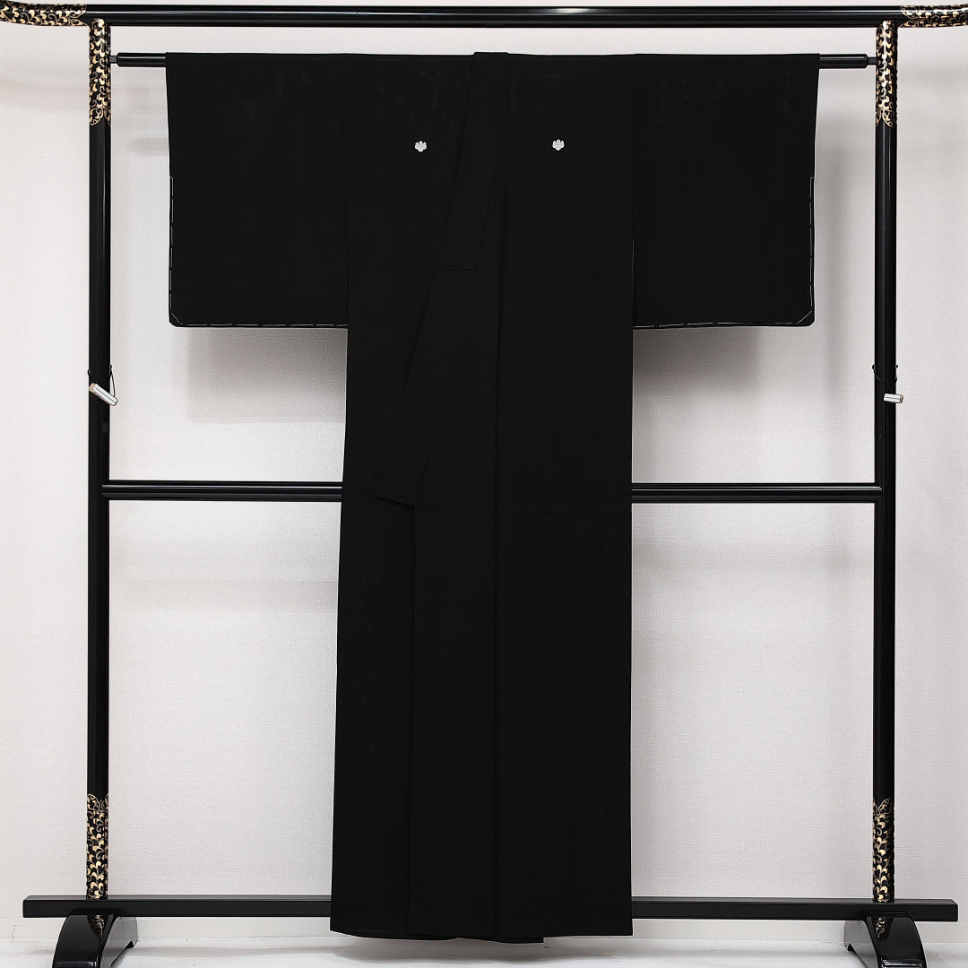 未使用品 夏物 黒紋付 絽 身丈156cm 裄丈63cm 正絹 Nランク 五つ紋 (五三桐) 弔事用 バチ衿 Mサイズ しつけ糸 無地 黒系 M4 1230-06872