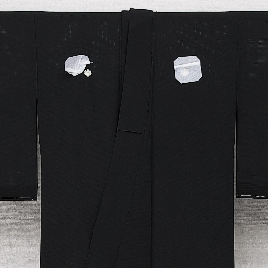 未使用品 夏物 黒紋付 絽 身丈156cm 裄丈65cm 正絹 Nランク 五つ紋 (五三桐) 弔事用 バチ衿 Mサイズ しつけ糸 黒系 M4 1230-06887