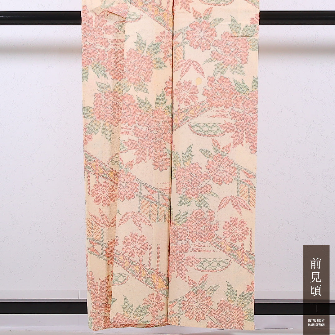 小紋 (ちりめん) 単衣 身丈156cm 裄丈64cm 正絹 Cランク カジュアル バチ衿 Mサイズ 牡丹 笹 ちりめん クリーム系 RP 1221-17352