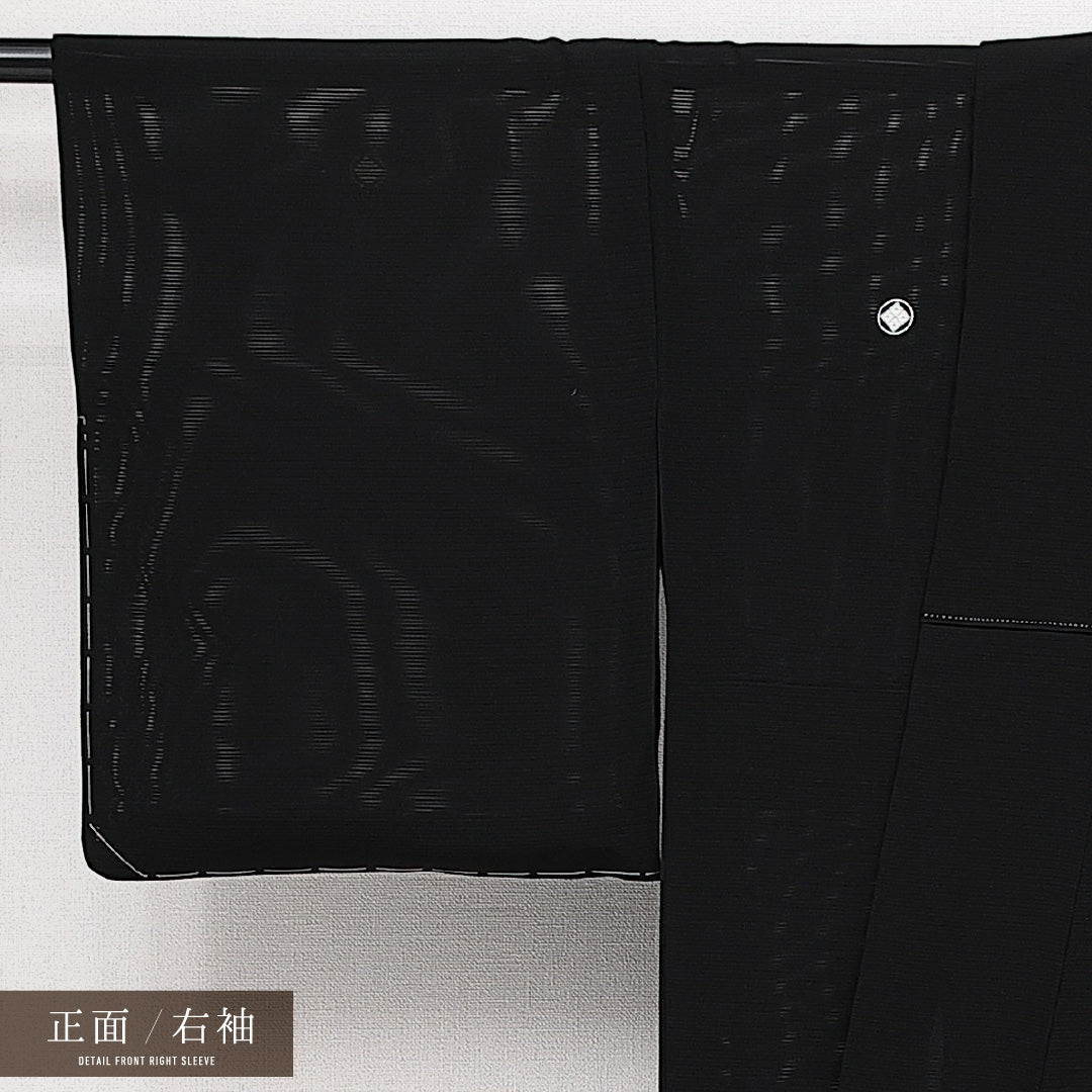 未使用品 夏物 黒紋付 絽 身丈158cm 裄丈63cm 正絹 Nランク 五つ紋 (丸に隅立て四つ目) 弔事用 広衿 Mサイズ 証紙 しつけ糸 黒系 M4 1230-06879