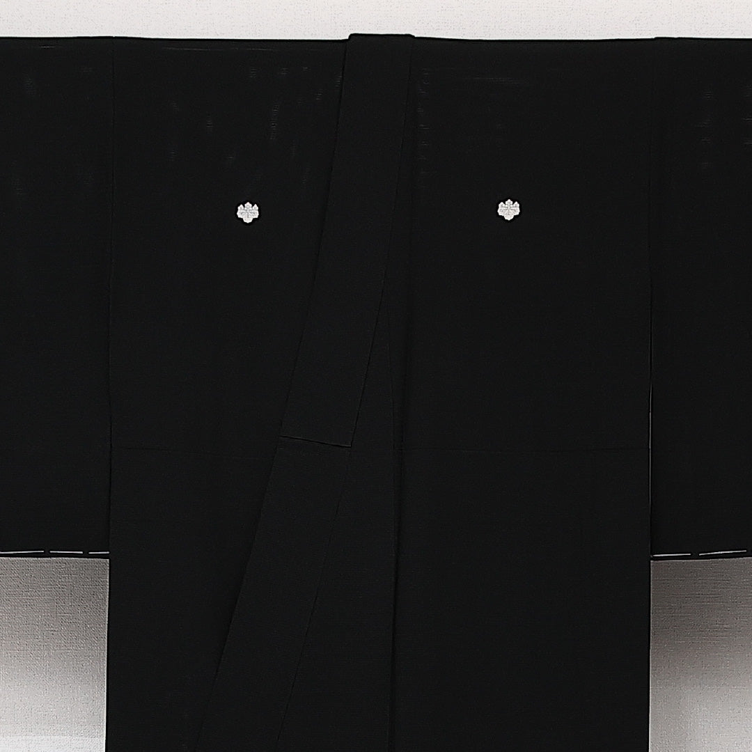 未使用品 夏物 黒紋付 絽 身丈156cm 裄丈63cm 正絹 Nランク 五つ紋 (五三桐) 弔事用 バチ衿 Mサイズ しつけ糸 無地 黒系 M4 1230-06872