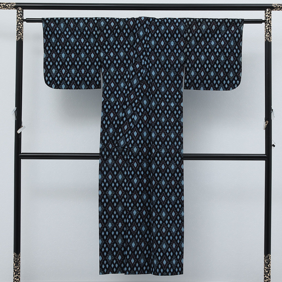 アンティーク 紬 単衣 身丈143cm 裄丈62cm 正絹 Aランク バチ衿 Mサイズ 居敷当て 肩当て 菱絣 紺系 RP 1223-17251