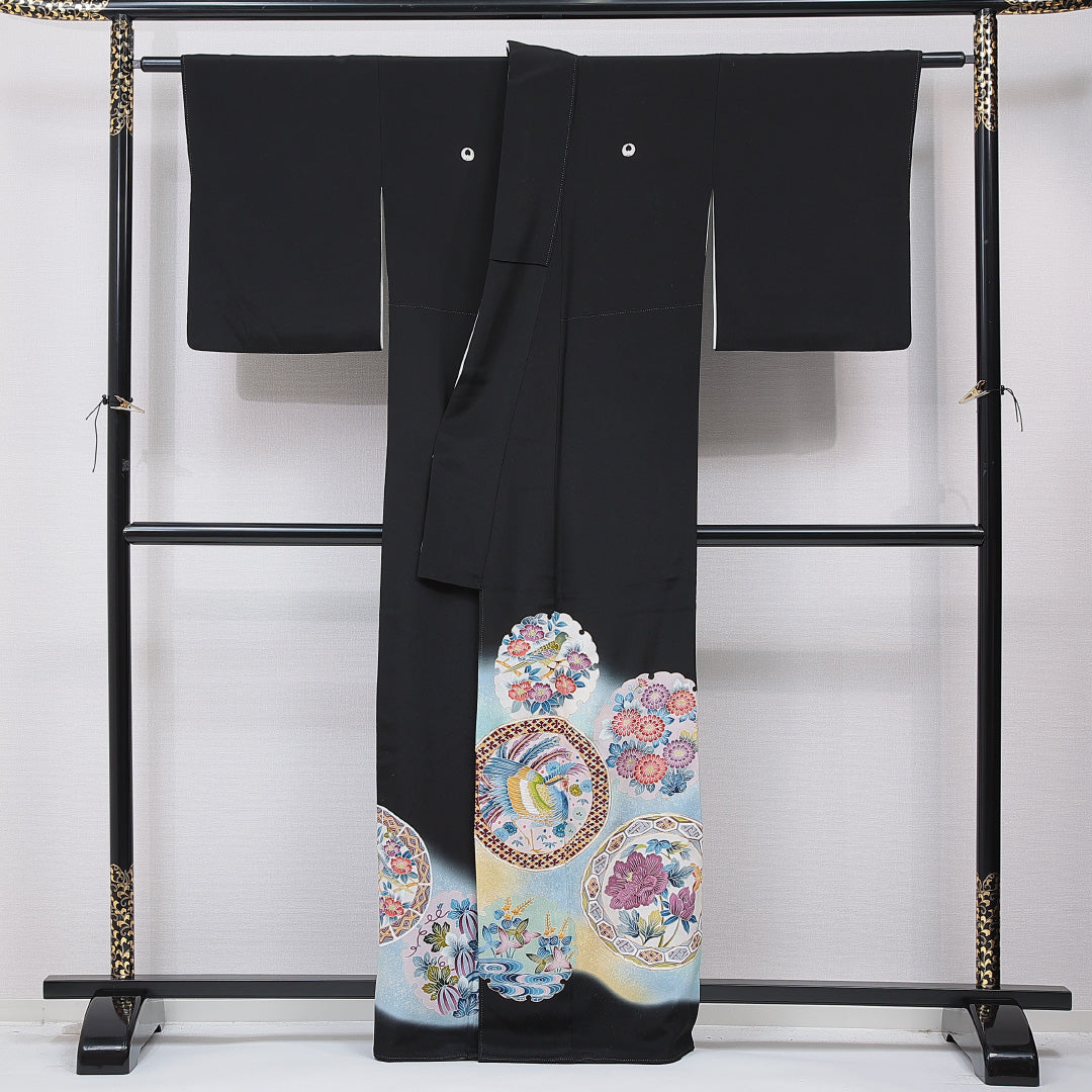黒留袖 袷 身丈161cm 裄丈64cm 正絹 Sランク 五つ紋 (上り藤) フォーマル 広衿 Lサイズ 刺繍 比翼 落款 鏡裏文 雉 丸文 黒系 RP 1213-07081