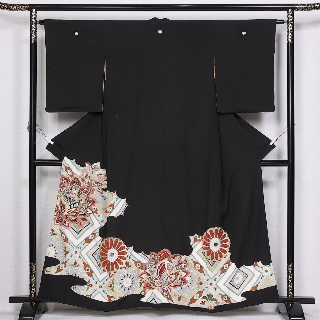 黒留袖 袷 身丈160cm 裄丈62cm 正絹 Bランク 五つ紋 (五三桐) フォーマル 広衿 Lサイズ 刺繍 比翼 格天井 菊 黒系 HP 1213-06583