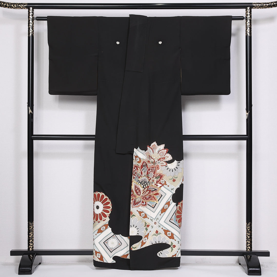 黒留袖 袷 身丈160cm 裄丈62cm 正絹 Bランク 五つ紋 (五三桐) フォーマル 広衿 Lサイズ 刺繍 比翼 格天井 菊 黒系 HP 1213-06583