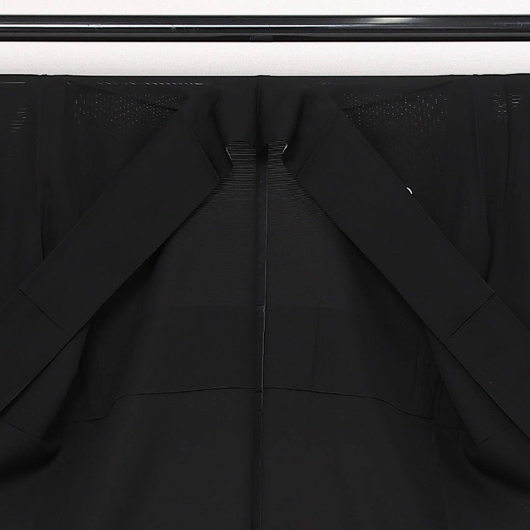 未使用品 夏物 黒紋付 絽 身丈154cm 裄丈62cm 正絹 Nランク 五つ紋 (丸に亀甲) 弔事用 広衿 Sサイズ しつけ糸 黒系 M4 1230-06854