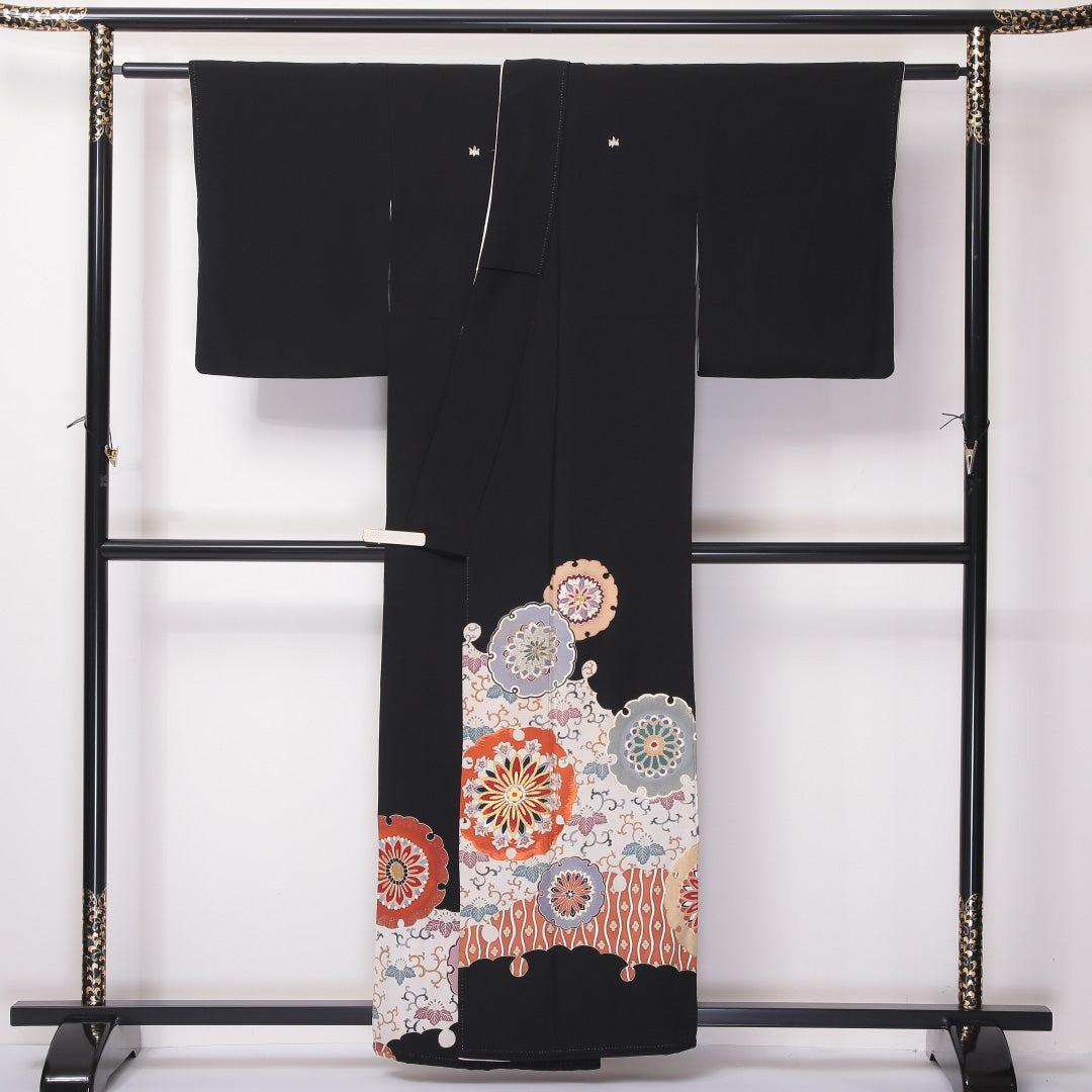 黒留袖 袷 身丈158cm 裄丈61cm 正絹 Aランク 五つ紋 (五七桐) フォーマル 広衿 Mサイズ 漆糸 金駒刺繍 比翼 宝相華 雪輪 黒系 RP 1213-06495