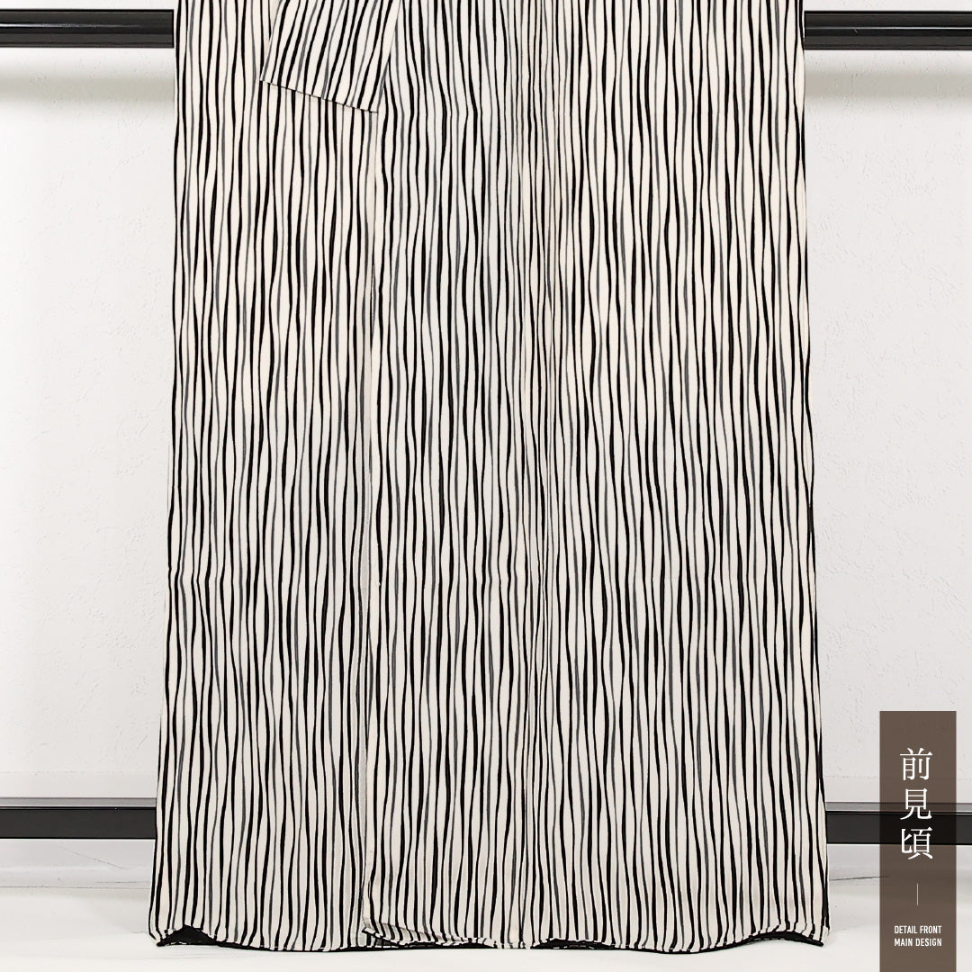 未使用品 洗える着物 小紋 袷 身丈167cm 裄丈68cm ポリエステル Sランク インフォーマル 広衿 Lサイズ しつけ糸 よろけ縞 黒系 RP 1221-17422