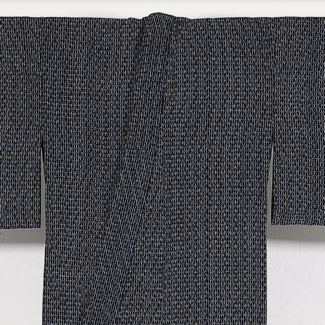 洗える着物 木綿の紬 単衣 身丈156cm 裄丈65cm 木綿 Aランク カジュアル バチ衿 XSサイズ 居敷当て よろけ縞 黒系 RP 1223-17406