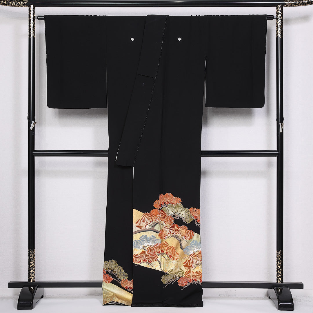 黒留袖 袷 身丈165cm 裄丈66cm 正絹 Sランク 五つ紋 (五三桐) フォーマル 広衿 XLサイズ 金彩 刺繍 比翼 老松 黒系 RP 1213-06587