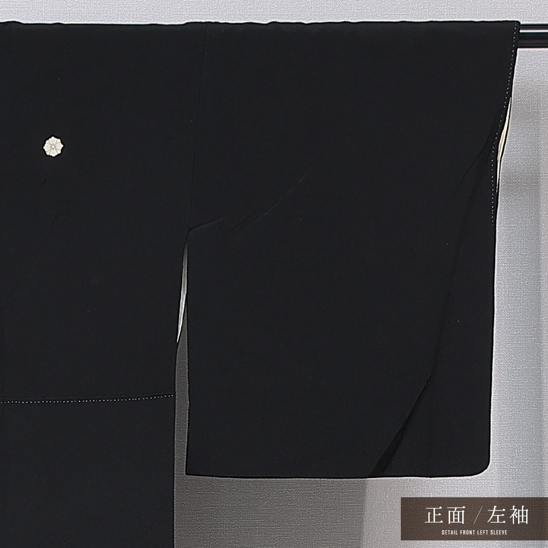 黒留袖 袷 身丈158cm 裄丈62cm 正絹 Aランク 五つ紋 (剣片喰) フォーマル 広衿 Mサイズ 金駒刺繍 比翼 鶴 吉祥文様 黒系 RP 1213-07072