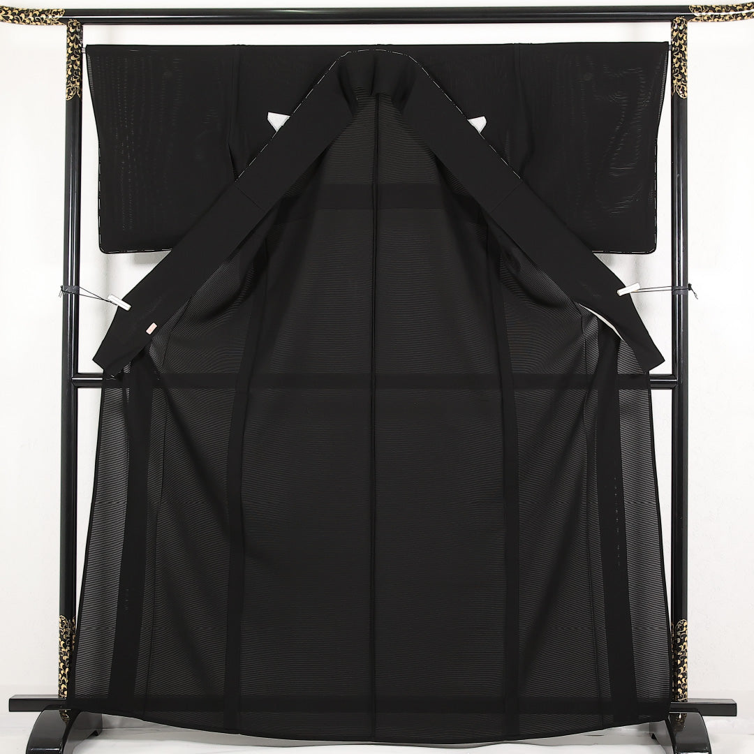 未使用品 夏物 黒紋付 絽 身丈166cm 裄丈67cm 正絹 Nランク 五つ紋 (剣片喰) フォーマル 広衿 Mサイズ 落款 しつけ糸 黒系 RP 1230-17392