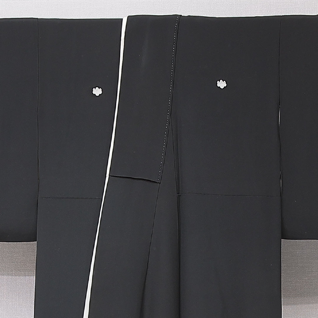 黒留袖 袷 身丈153cm 裄丈61cm 正絹 Bランク 三つ紋 (五三桐) フォーマル 広衿 Sサイズ 金彩 比翼 菊唐草文 梅鉢 黒系 RP 1213-06946