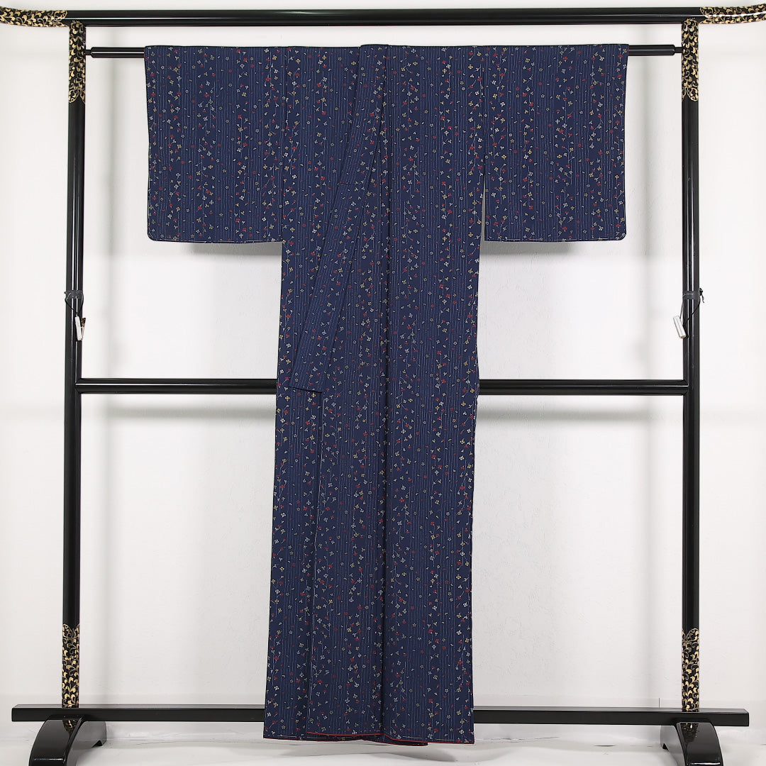 未使用品 洗える着物 小紋 袷 身丈157cm 裄丈62cm ポリエステル Sランク インフォーマル 広衿 XLサイズ しつけ糸 花柄 紺系 RP 1221-17391