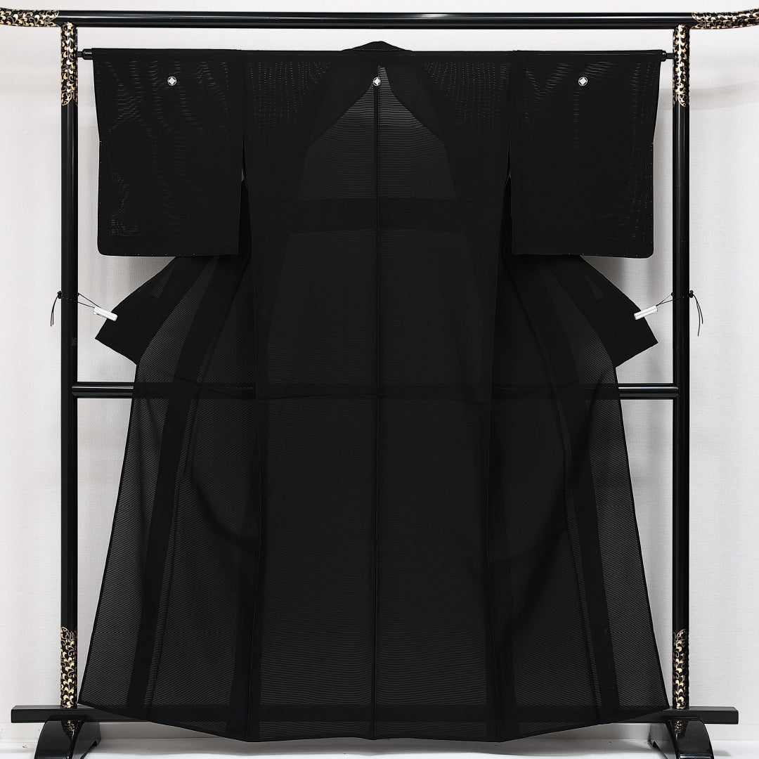 未使用品 夏物 黒紋付 絽 身丈158cm 裄丈63cm 正絹 Nランク 五つ紋 (丸に隅立て四つ目) 弔事用 広衿 Mサイズ 証紙 しつけ糸 黒系 M4 1230-06879