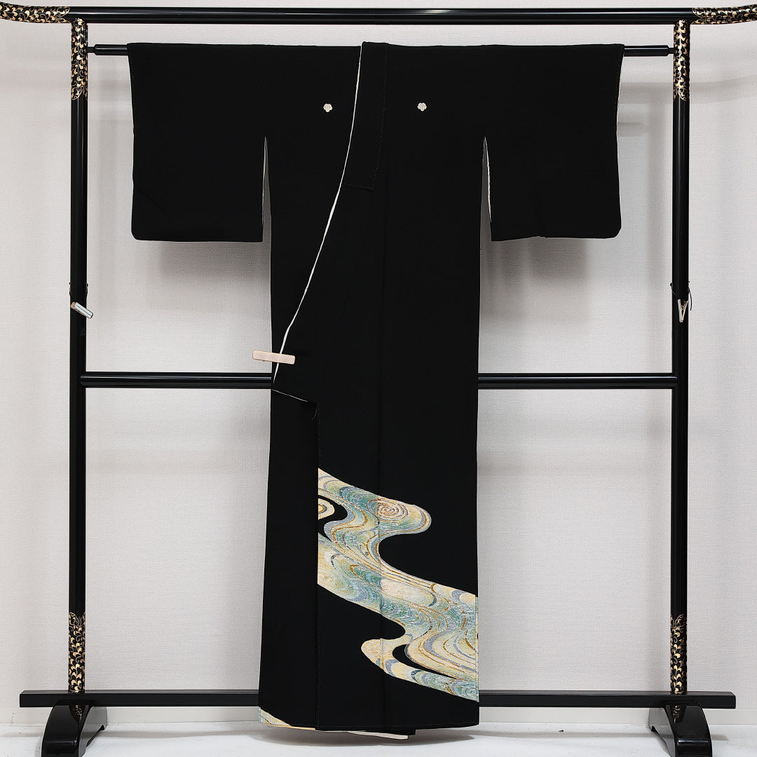 黒留袖 袷 身丈155cm 裄丈61cm 正絹 Aランク 五つ紋 (蔦) フォーマル バチ衿 Mサイズ 刺繍 流水 黒系 RP 1213-06874