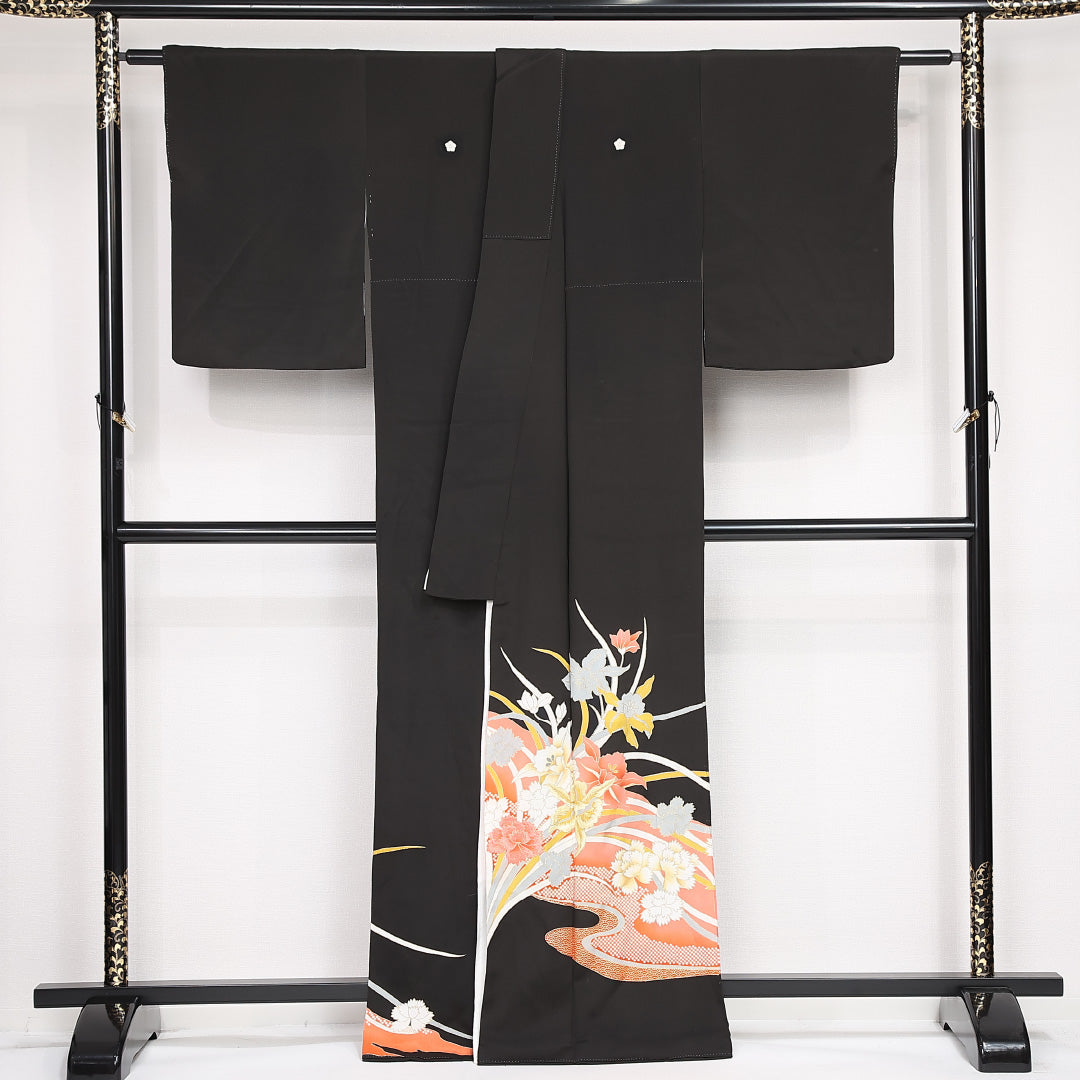 黒留袖 袷 身丈162cm 裄丈63cm 正絹 Aランク 五つ紋 (桔梗) フォーマル 広衿 Lサイズ 刺繍 比翼 流水 牡丹 黒系 RP 1213-06789