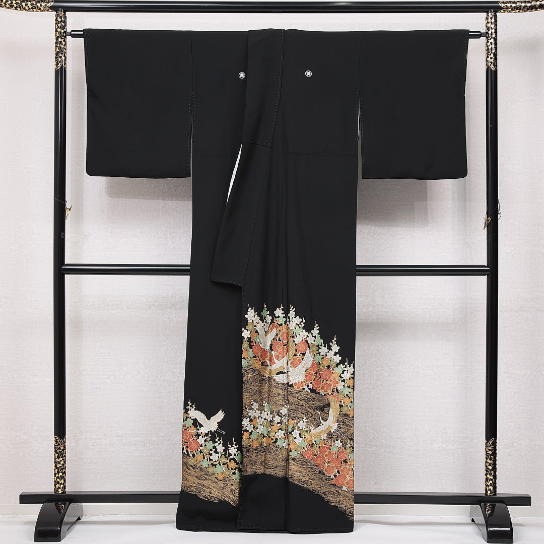 黒留袖 袷 身丈162cm 裄丈68cm 正絹 Sランク 五つ紋 (丸に違い矢羽根) フォーマル 広衿 Lサイズ 比翼 鶴 梅 黒系 RP 1213-06900