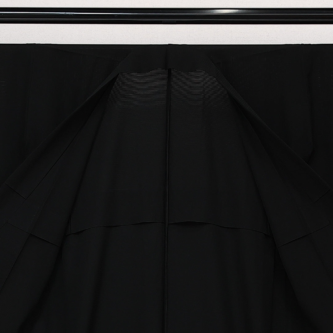 未使用品 夏物 黒紋付 絽 身丈156cm 裄丈63cm 正絹 Nランク 五つ紋 (五三桐) 弔事用 バチ衿 Mサイズ しつけ糸 無地 黒系 M4 1230-06872
