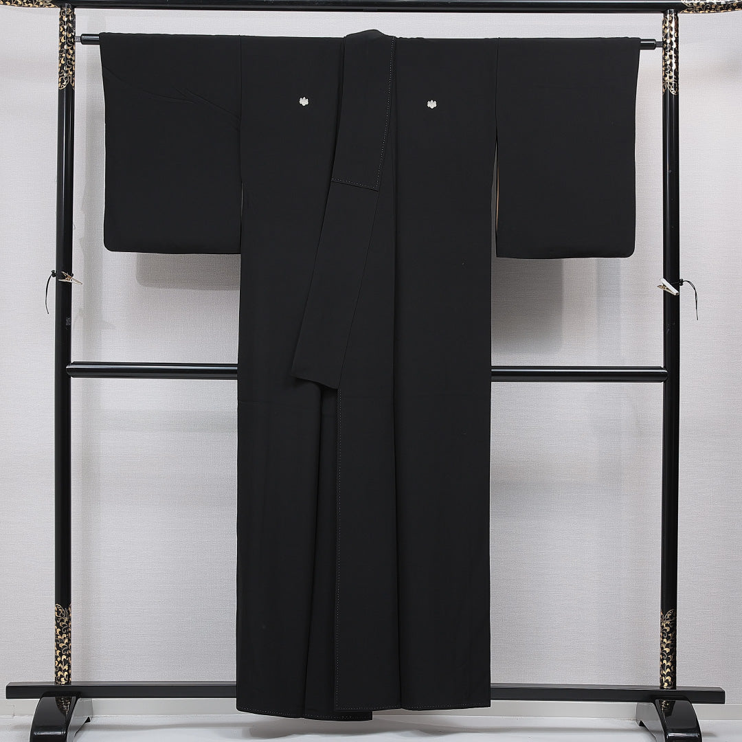 黒紋付 袷 身丈155cm 裄丈64cm 正絹 Aランク 五つ紋 (五三桐) 弔事用 広衿 Mサイズ 無地 黒系 RP 1230-07012