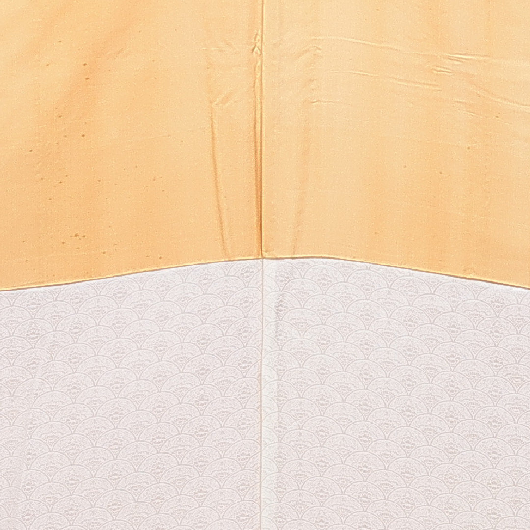 色無地 袷 身丈158cm 裄丈62cm 正絹 Bランク Mサイズ 広衿 一つ紋（五三桐） セミフォーマル 紋意匠 牡丹 ぼかし染 朱系 1214-16658