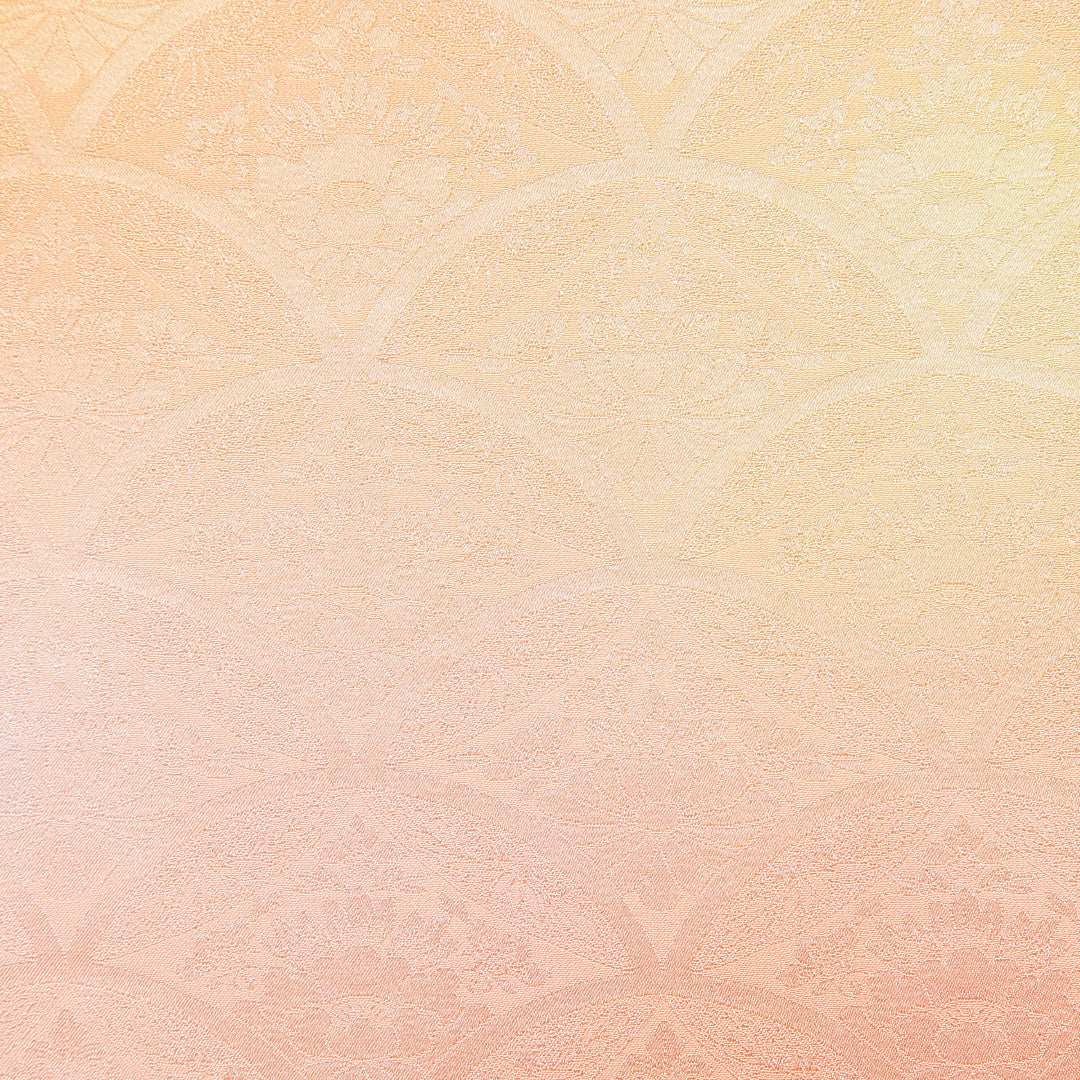 色無地 袷 身丈158cm 裄丈62cm 正絹 Bランク Mサイズ 広衿 一つ紋（五三桐） セミフォーマル 紋意匠 牡丹 ぼかし染 朱系 1214-16658