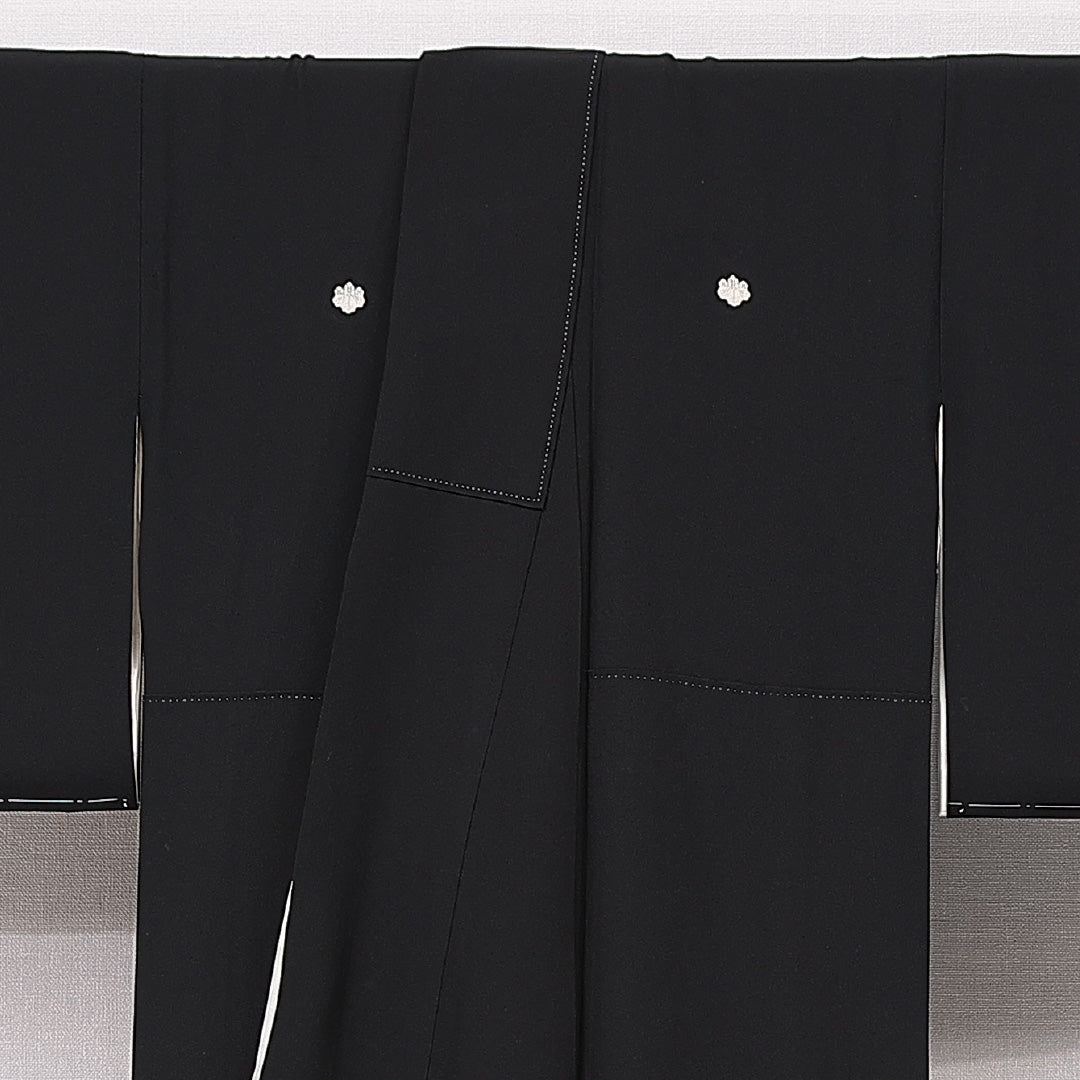 新古品 黒留袖 袷 身丈152cm 裄丈62cm 五つ紋 五三桐 フォーマル Nランク Sサイズ 正絹 比翼仕立て 広衿 御所解 菊 松 落款 しつけ糸 1211-F0634