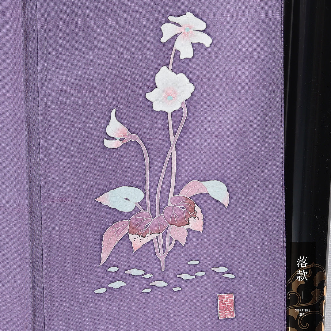 本加賀友禅 岡本幸治 色無地（紬） 袷 身丈160cm 裄丈66cm 正絹 白山工房 手織り牛首紬 Sランク Lサイズ 広衿 一つ紋（揚羽蝶） セミフォーマル ガード加工 落款 証紙 紫系 1214-16871