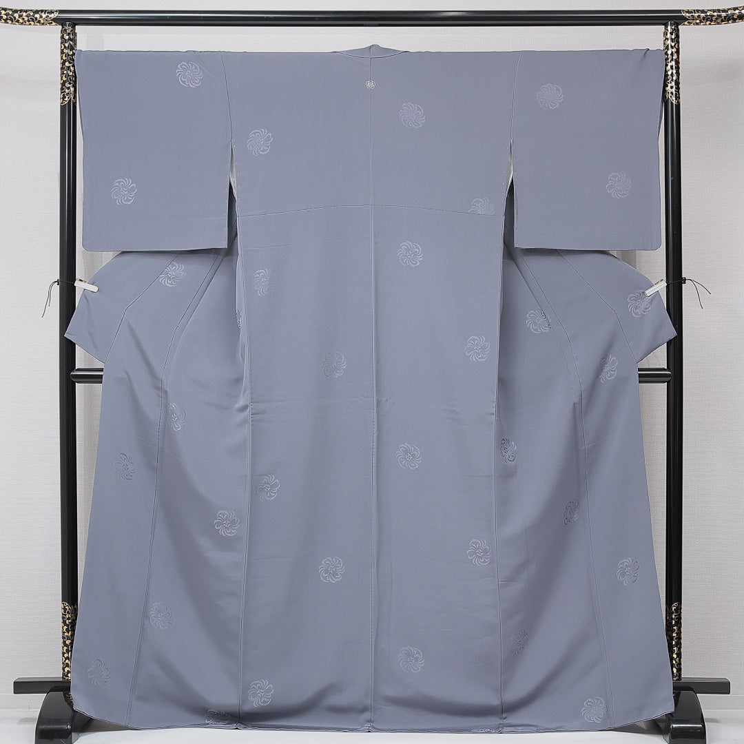 色無地 袷 身丈170cm 裄丈68cm 正絹 Aランク 2XLサイズ 広衿 一つ紋（木瓜に桔梗） セミフォーマル ガード加工 紋意匠 渦菊 無地 グレー系 1214-15116