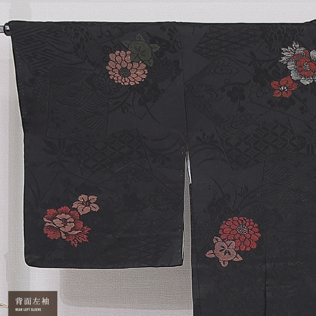 羽織 袷 身丈77cm 裄丈62cm 正絹 Aランク Sサイズ 一つ紋（三つ柏） セミフォーマル 紐あり 牡丹 黒系 1217-15118