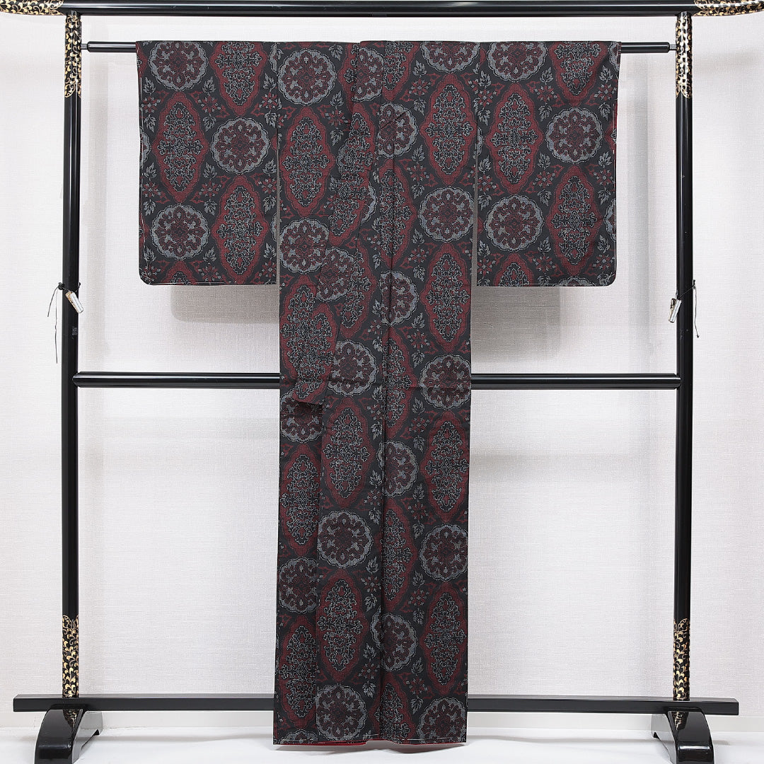 未使用品 紬 袷 身丈161cm 裄丈61cm 正絹 Nランク カジュアル バチ衿 Lサイズ しつけ糸 鏡裏文 黒系 RP 1223-15052
