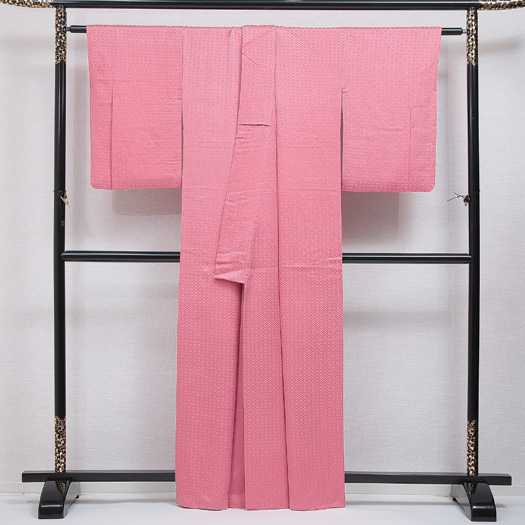 色無地 袷 身丈162cm 裄丈64cm 正絹 Aランク 一つ紋 (中陰五三桐) 紋意匠 (武田菱) セミフォーマル 広衿 Lサイズ 織り出し ピンク系 RP 1219-16037