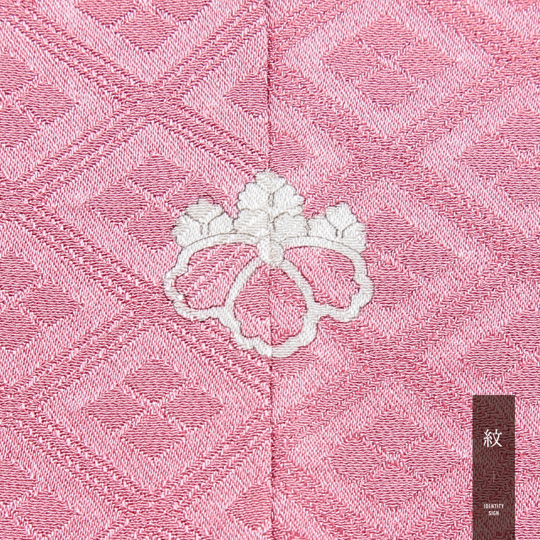 色無地 袷 身丈162cm 裄丈64cm 正絹 Aランク 一つ紋 (中陰五三桐) 紋意匠 (武田菱) セミフォーマル 広衿 Lサイズ 織り出し ピンク系 RP 1219-16037