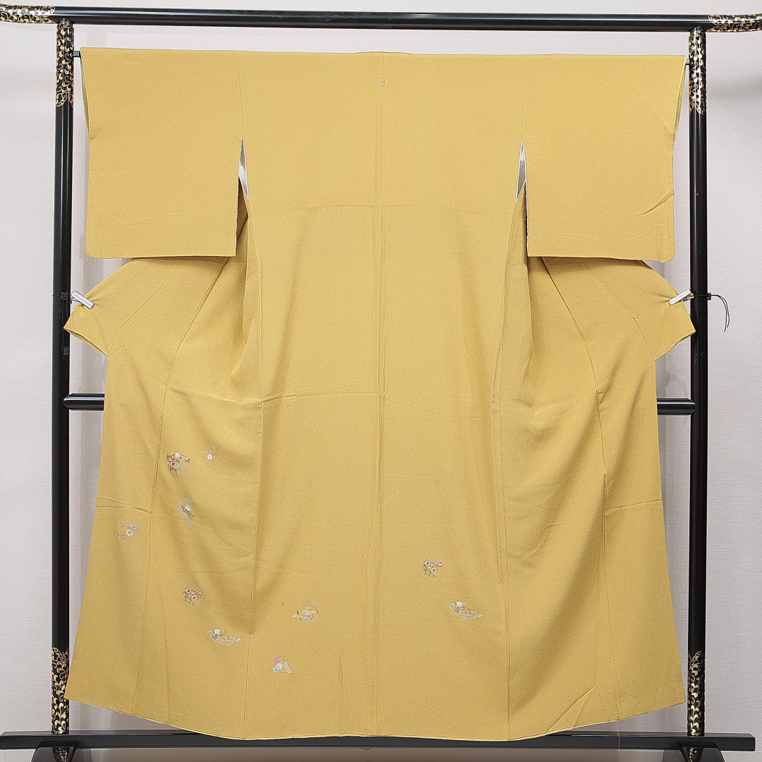 付下げ 袷 身丈155cm 裄丈66cm 正絹 Aランク Mサイズ 広衿 一つ紋（揚羽蝶） セミフォーマル ちりめん 撫子 刺繍 黄系 1261-15694