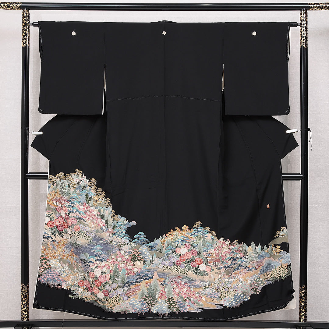 新古品 黒留袖 袷 身丈152cm 裄丈62cm 五つ紋 五三桐 フォーマル Nランク Sサイズ 正絹 比翼仕立て 広衿 御所解 菊 松 落款 しつけ糸 1211-F0634