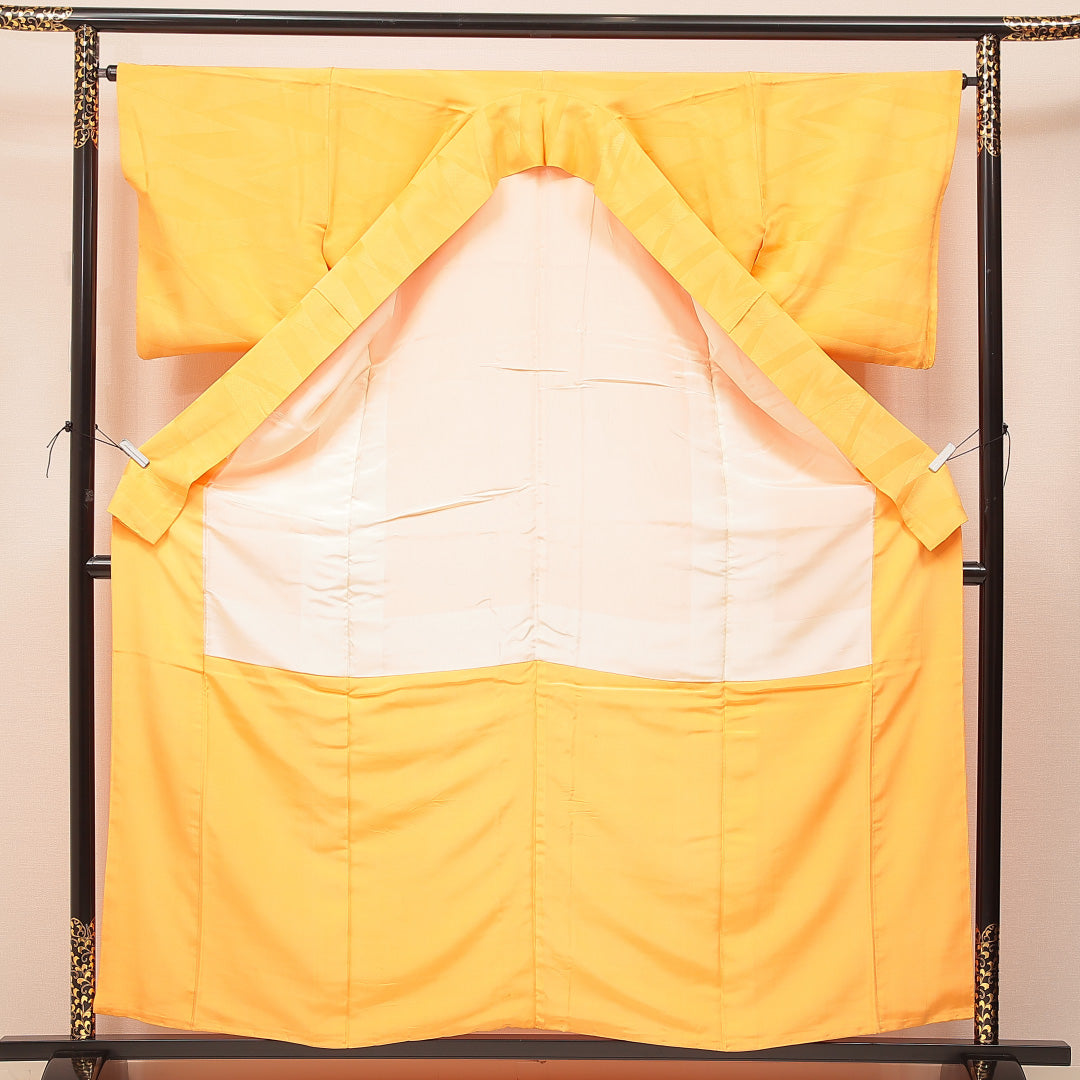 色無地 袷 身丈161cm 裄丈65cm 正絹 Cランク Lサイズ 広衿 一つ紋（丸に違い鷹の羽） セミフォーマル 紋意匠 幾何学文様 織り出し 黄系 1214-16889