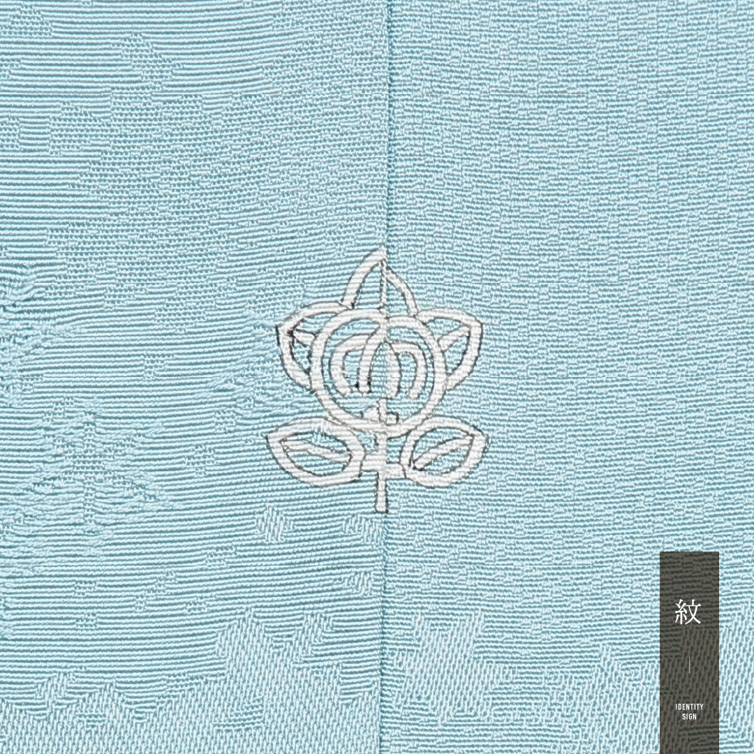 色無地 袷 身丈157cm 裄丈64cm 正絹 Bランク Mサイズ 広衿 一つ紋（橘） セミフォーマル 紋意匠 紅葉 無地 水色系 1214-15670