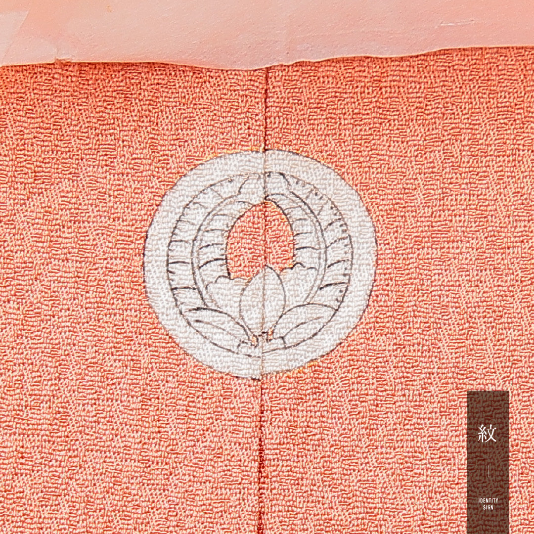 新古品 色無地 袷 身丈169cm 裄丈67cm 正絹 Nランク XLサイズ 広衿 一つ紋（丸に上がり藤） セミフォーマル 無地 作家物 落款 証紙 しつけ糸 朱系 ピンク系 1214-15113