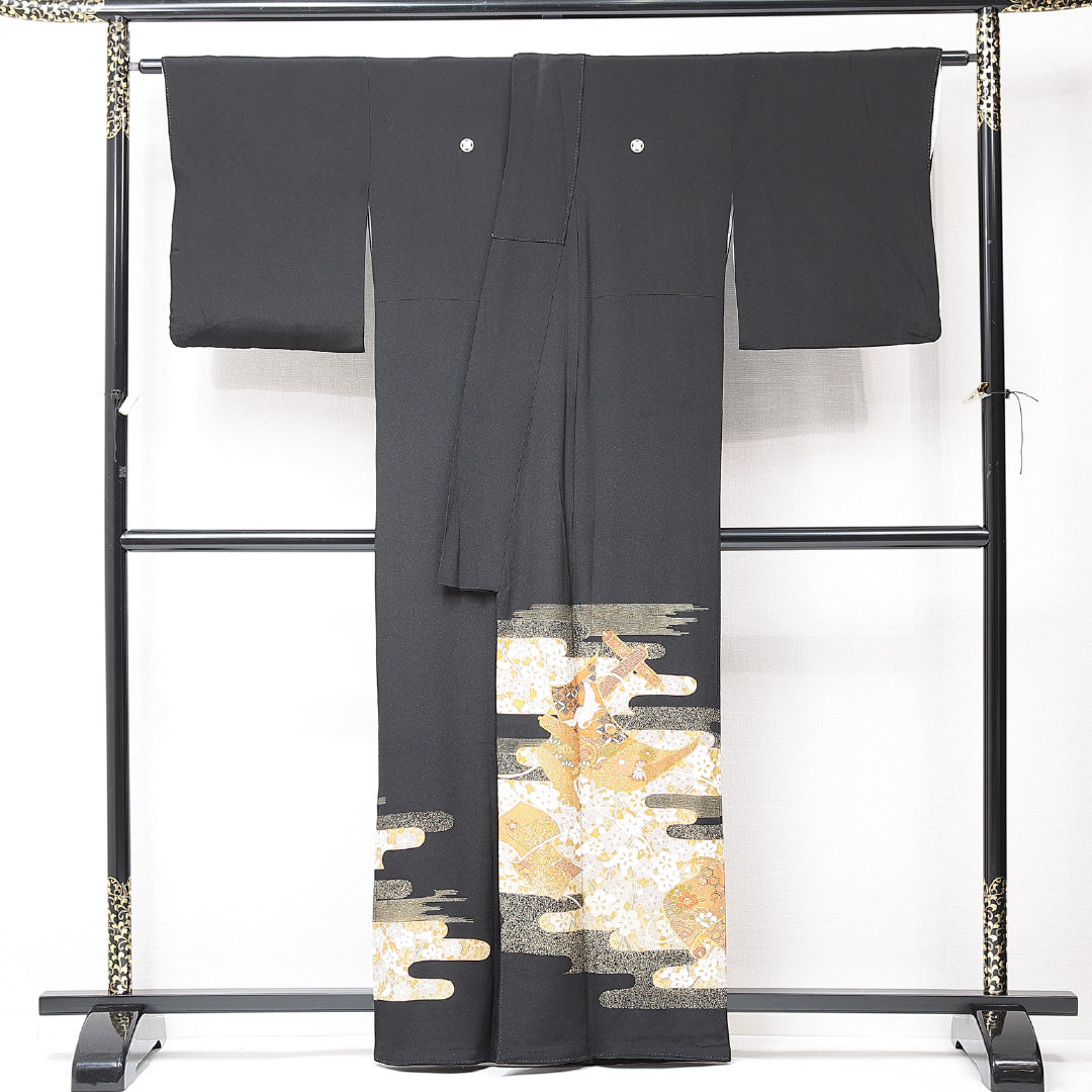 黒留袖 袷 身丈158cm 裄丈64cm 五つ紋 丸に違い鷹の羽 フォーマル Aランク Mサイズ 正絹 広衿 エ霞 紗綾型 菊 1211-F0696