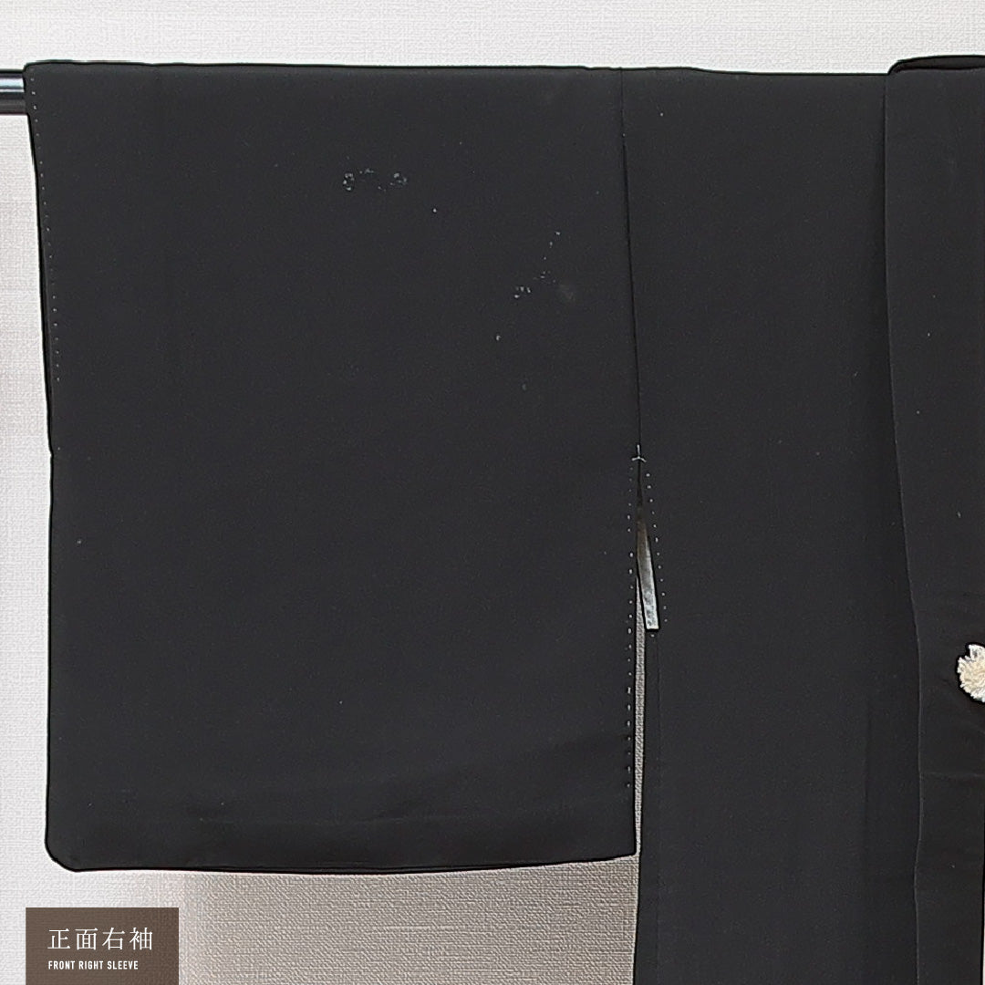 黒羽織 袷 身丈78cm 裄丈62cm 正絹 Cランク 一つ紋 (五三桐) セミフォーマル Sサイズ 絵羽羽織 漆糸 紐あり 草花 黒系 HP 1233-15248