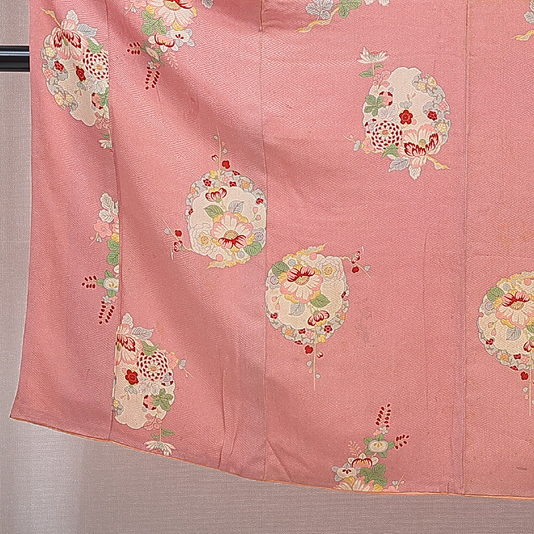 アンティーク 付下げ 袷 身丈145cm 裄丈60cm 正絹 Cランク XSサイズ バチ衿 紋意匠 紗綾形 雪輪 牡丹 ピンク系 1261-15977
