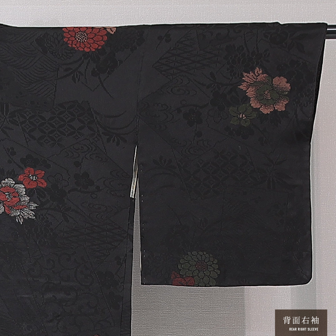 羽織 袷 身丈77cm 裄丈62cm 正絹 Aランク Sサイズ 一つ紋（三つ柏） セミフォーマル 紐あり 牡丹 黒系 1217-15118